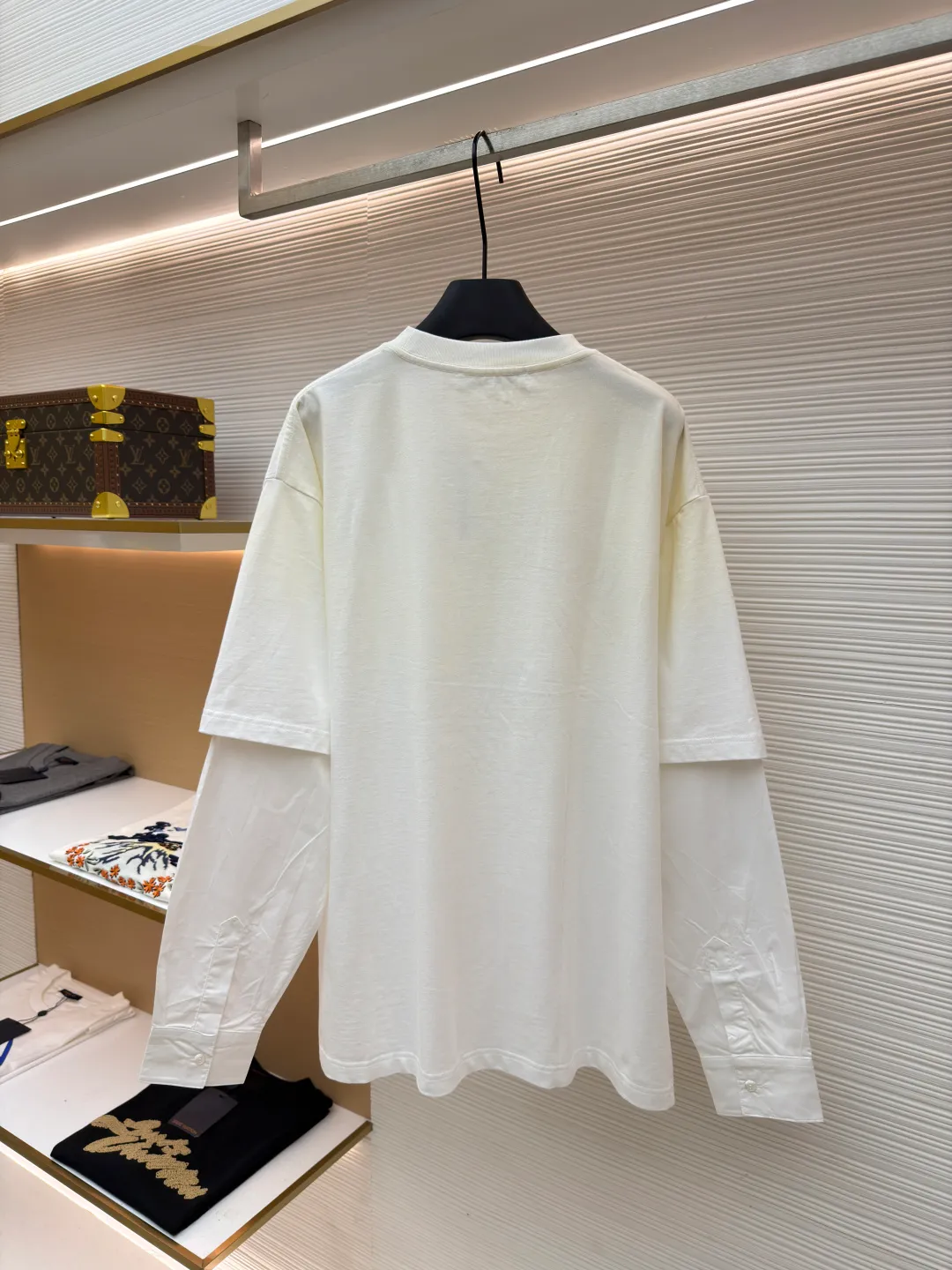 Acne Studios old logo fake two-piece long sleeves ●Original version: purchased and developed for 5500 ●Item number: 1681410-A65 ●Fabric: plain cotton fabric ●Technology: Glue printing production ●Color: white ●Version: fitted version ●Weight: about 400 grams ●Size: S-M-L-XL ●Description: Customized elegant cotton double-ply soft plain weave fabric and plaid moire memory plain weave cotton, soft and delicate, comfortable and close to the skin A hint of calmness and restraint in gray-toned green exudes a quiet and deep beauty. The ACNE GYM logo on the body is outlined with powerful white lines. For Everyone is simple but contains profound meaning. The old-fashioned effect that is inadvertently smudged meets the carrier of retro sentiment. It makes a stunning appearance in a fake two-piece version. It cleverly simulates the layering effect and is full of fashionable tension. Make every outfit a fashionable feast, using imported machine appliqué technology. Use advanced computer control systems and precision mechanical components to implement ACNE GYM appliqué operations. Present an embroidery effect with both clarity and three-dimensionality, using glue printing. The printing has been modified three times with film screens. Use glue liquid paint to print the pattern on the fabric. Bake the fabric to fix the printing pattern, and use the gradient old-fashioned spray process. Spray dyes of different colors on the surface of the fabric. Realize that clothes can show rich color changes under different lights and increase visual layering. The overall wiring is straight and delicate, the fabric is comfortable and soft, and the color is consistent without color difference. It can be matched with the same style to create a fashionable look and control various occasions. Customized accessories, complete with three standards, same style for men and women!